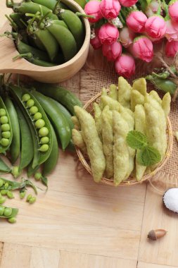 Pişmiş bezelye gevrek ve taze yeşil bezelye pod