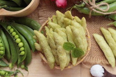 Pişmiş bezelye gevrek ve taze yeşil bezelye pod