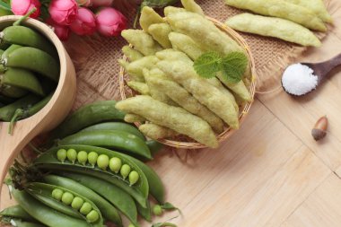 Pişmiş bezelye gevrek ve taze yeşil bezelye pod