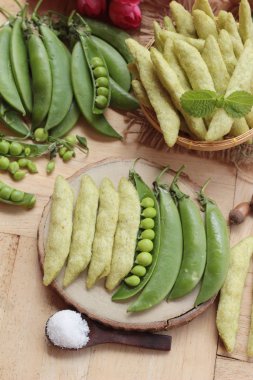 Pişmiş bezelye gevrek ve taze yeşil bezelye pod