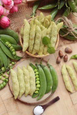 Pişmiş bezelye gevrek ve taze yeşil bezelye pod