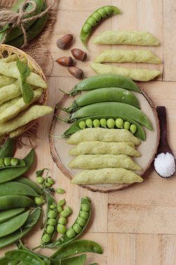 Pişmiş bezelye gevrek ve taze yeşil bezelye pod