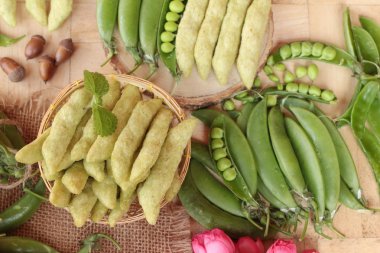 Pişmiş bezelye gevrek ve taze yeşil bezelye pod