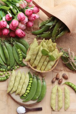 Pişmiş bezelye gevrek ve taze yeşil bezelye pod