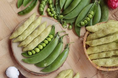 Pişmiş bezelye gevrek ve taze yeşil bezelye pod