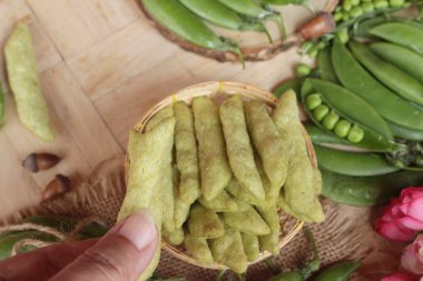 Pişmiş bezelye gevrek ve taze yeşil bezelye pod