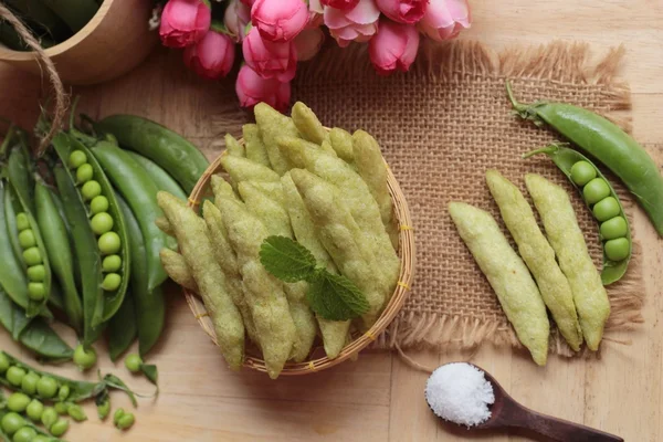 Guisantes crujientes al horno y vaina de guisantes verdes frescos — Foto de Stock