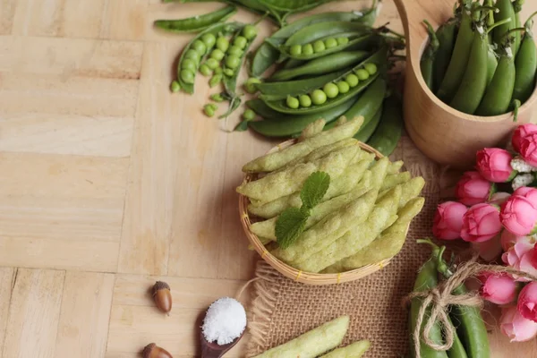 Guisantes crujientes al horno y vaina de guisantes verdes frescos — Foto de Stock