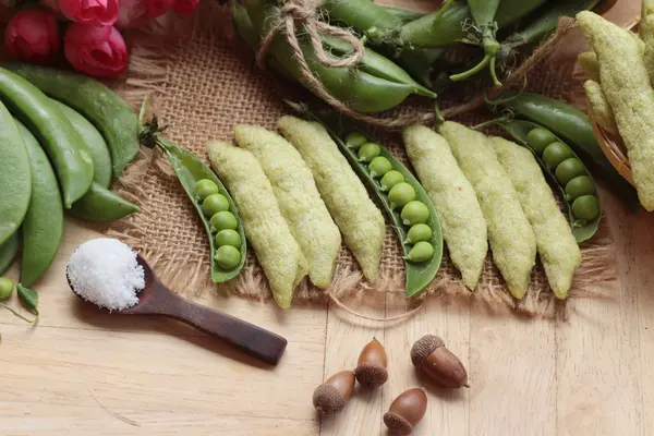 Guisantes crujientes al horno y vaina de guisantes verdes frescos — Foto de Stock