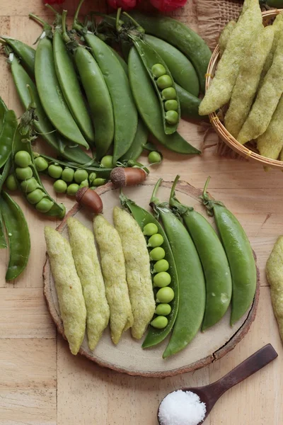 Pişmiş bezelye gevrek ve taze yeşil bezelye pod