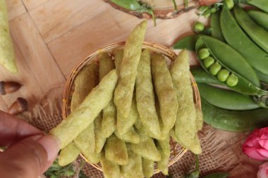 Pişmiş bezelye gevrek ve taze yeşil bezelye pod