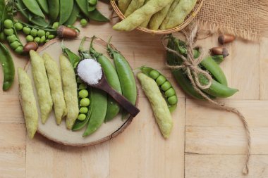 Pişmiş bezelye gevrek ve taze yeşil bezelye pod