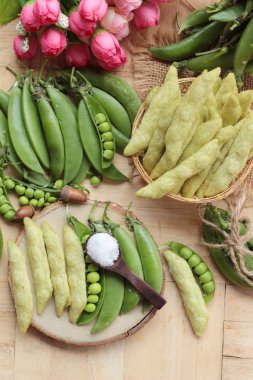 Pişmiş bezelye gevrek ve taze yeşil bezelye pod