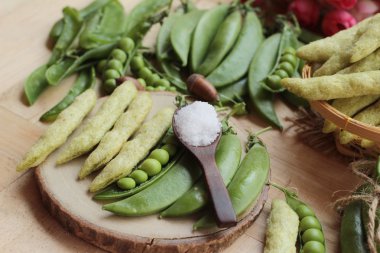 Pişmiş bezelye gevrek ve taze yeşil bezelye pod
