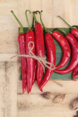 Ahşap arka plan üzerinde taze kırmızı sıcak biber