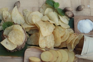 Tuz ve taze patates ile gevrek patates cipsi