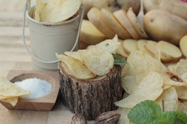 Tuz ve taze patates ile gevrek patates cipsi