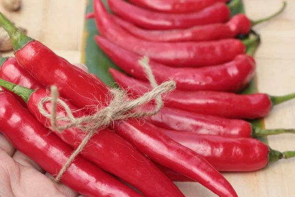 Chilli quente vermelho fresco no fundo de madeira — Fotografia de Stock