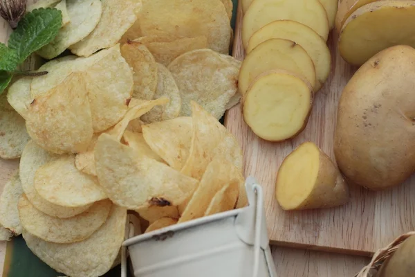 Batatas fritas crocantes com sal e batatas frescas — Fotografia de Stock