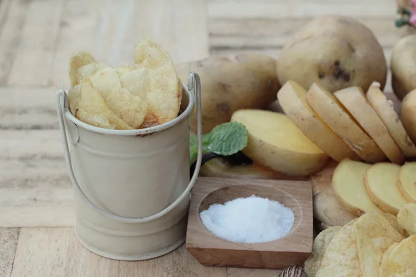 Tuz ve taze patates ile gevrek patates cipsi — Stok fotoğraf