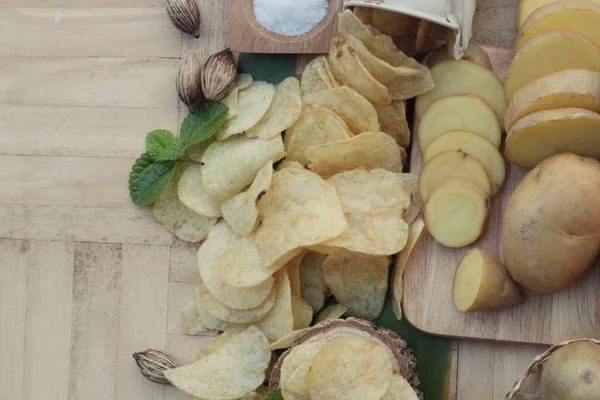 シャキッとしたポテトチップス塩と新鮮なジャガイモと一緒に — ストック写真