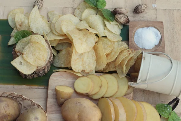 Tuz ve taze patates ile gevrek patates cipsi — Stok fotoğraf