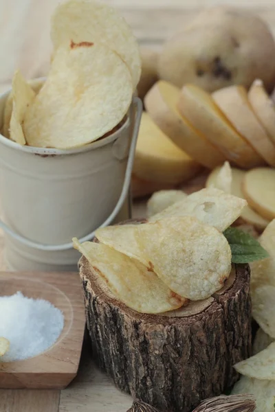 Tuz ve taze patates ile gevrek patates cipsi — Stok fotoğraf