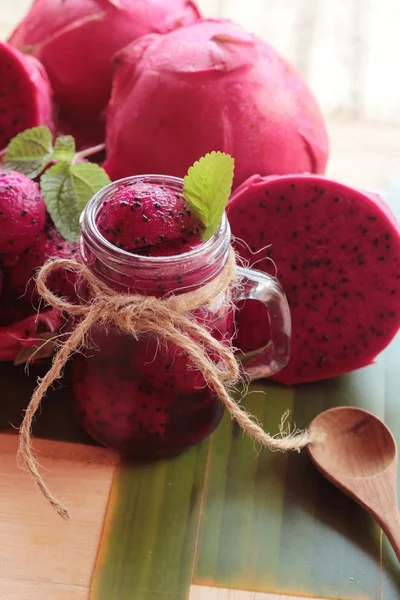 Fruta fresca de dragón orgánica con batido sabroso . — Foto de Stock