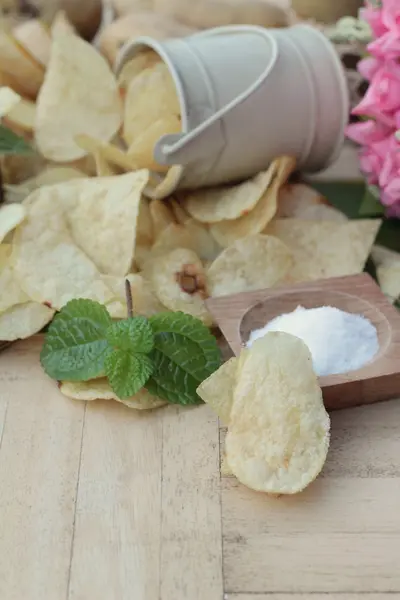 Batatas fritas crocantes com sal e batatas frescas — Fotografia de Stock