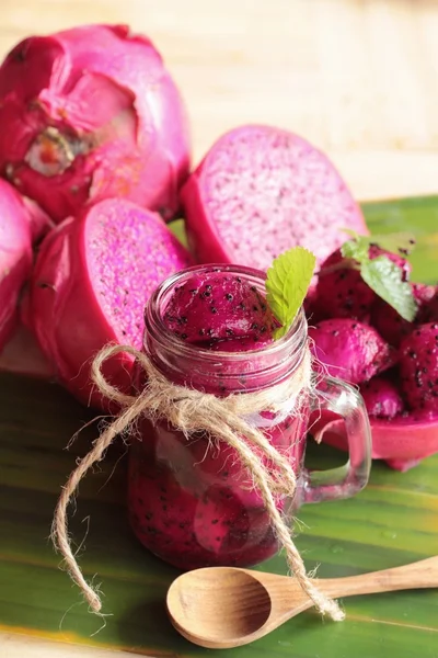 Fruta fresca de dragón orgánica con batido sabroso — Foto de Stock