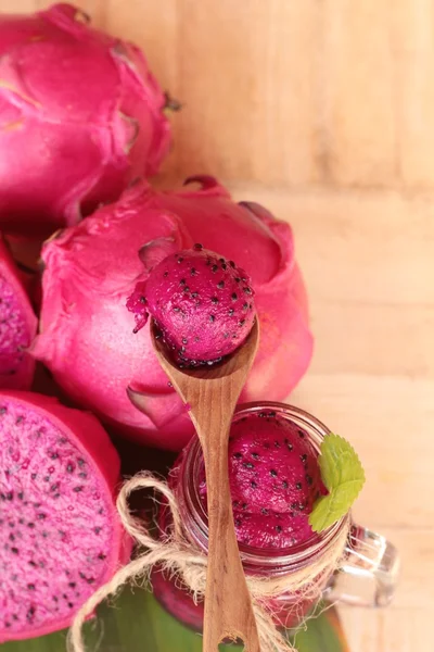 Fruta fresca de dragón orgánica con batido sabroso — Foto de Stock