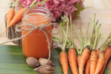 Havuç suyu ve taze havuç sebze organik.