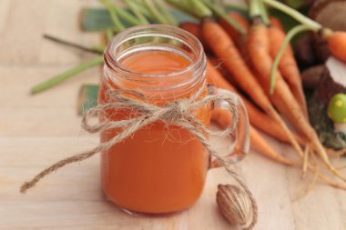 Havuç suyu ve taze havuç sebze organik.