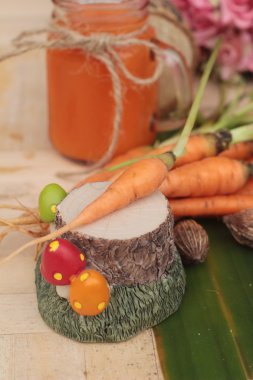 Havuç suyu ve taze havuç sebze organik.