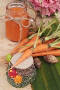 Havuç suyu ve taze havuç sebze organik.