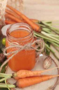 Havuç suyu ve taze havuç sebze organik.
