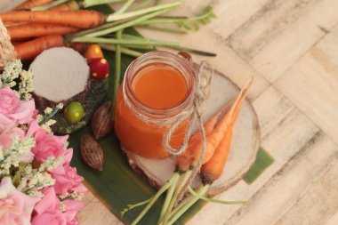 Havuç suyu ve taze havuç sebze organik.