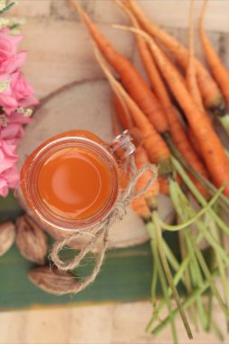 Havuç suyu ve taze havuç sebze organik.