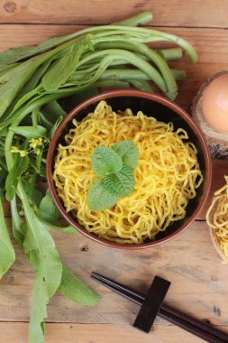 Yumurta noodle ve yemek pişirmek için ham erişte