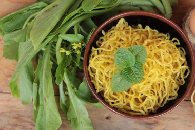 Yumurta noodle ve yemek pişirmek için ham erişte