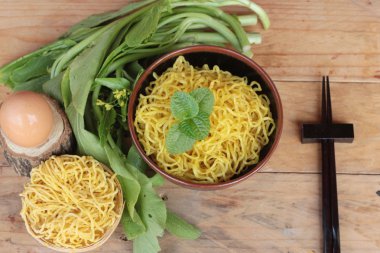 Yumurta noodle ve yemek pişirmek için ham erişte
