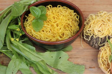 Yumurta noodle ve yemek pişirmek için ham erişte