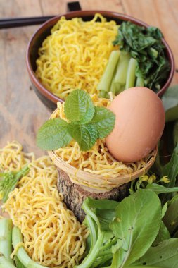 Yumurta noodle ve yemek pişirmek için ham erişte