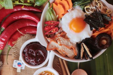 Ahşap arka plan üzerinde Bibimbap Kore gıda lezzetlidir