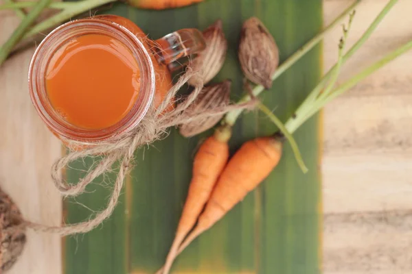 Jus de carotte et légumes de carotte frais bio . — Photo