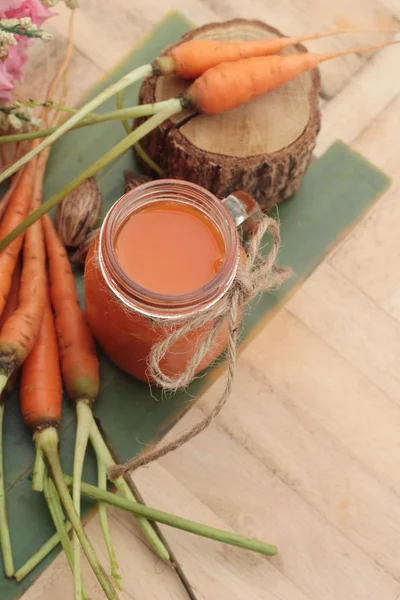 Succo di carota e verdure fresche di carota biologica . — Foto Stock