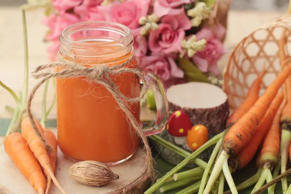 Морковный сок и свежие морковные овощи органические . — стоковое фото