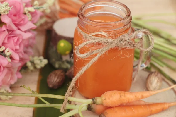 Морковный сок и свежие морковные овощи органические . — стоковое фото
