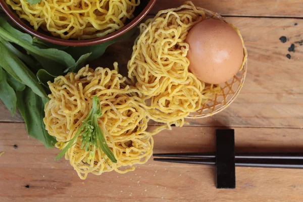 Fideos de huevo y fideos crudos para cocinar —  Fotos de Stock