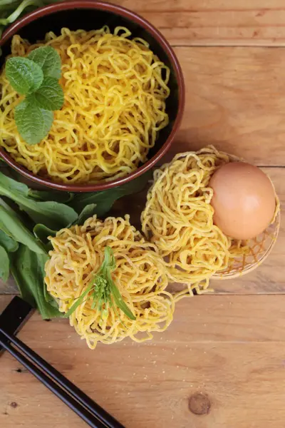 Macarrão de ovos e macarrão cru para cozinhar — Fotografia de Stock